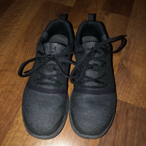 under armor black tennis shoes